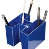 Ein blauer Stifteköcher mit verschiedenen Stiften befüllt
