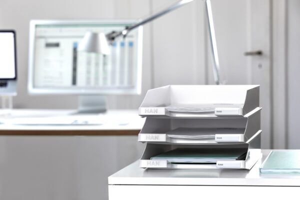 Drei übereinander gestapelte KLASSIK Briefablagen in weiß, in einem modernen, hellen Büro